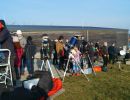 Astronomietag: Kleine wie gr&ouml;&szlig;ere Teleskope aus der Sternwarte und von Vereinsmitgliedern stehen am Vorplatz aufgereiht und werden von Besuchern belagert