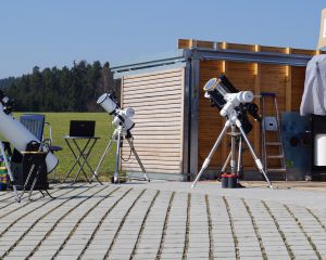 Zahlreiche Beobachtungsm&ouml;glichkeiten erlauben allen Interessierten einen Blick auf die verdunkelte Sonne