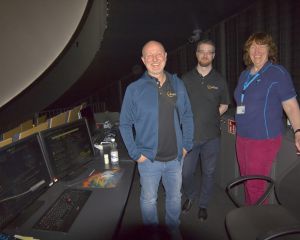 ... ebenso wie das Planetarium &bdquo;Supernova&ldquo; in Garching &ndash; hier beim Fachsimpeln mit der Planetariumsvorf&uuml;hrerin
