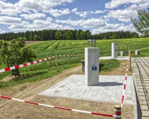 Die Teleskops&auml;ulen kurz nach der Fertigstellung: Der Boden ist gepflastert, die Steckdosen sind gesetzt