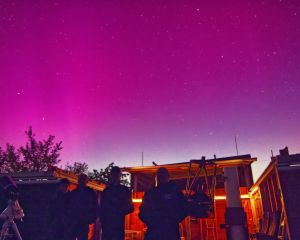 Polarlichter &uuml;ber der Sternwarte Dieterskirchen, Besucher und Personal sind gleicherma&szlig;en verbl&uuml;fft
