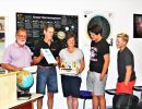 Inge Wagner aus Maxh&uuml;tte erhielt als 10 000. Sternwartenbesucherin ein kleines Pr&auml;sent
