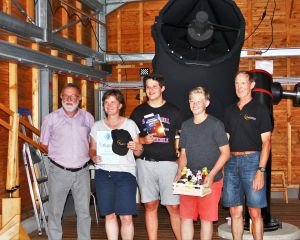 Zusammen mit B&uuml;rgermeister und Vereinsvorstand kam Familie Wagner anschlie&szlig;end noch zum Gruppenfoto ins Teleskopgeb&auml;ude