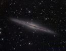 NGC891, eine klassische Edge On-Galaxie, wurde hier mit dem gro&szlig;en 70 cm Cassegrain Teleskop der Sternwarte Dieterskirchen aufgenommen; Brennweite 6400 mm (!). Als Kamera diente die bew&auml;hrte Sony A7S mit ihrem Vollformat-Sensor.