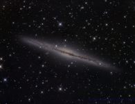 NGC891, eine klassische Edge On-Galaxie, wurde hier mit dem gro&szlig;en 70 cm Cassegrain Teleskop der Sternwarte Dieterskirchen aufgenommen; Brennweite 6400 mm (!). Als Kamera diente die bew&auml;hrte Sony A7S mit ihrem Vollformat-Sensor.