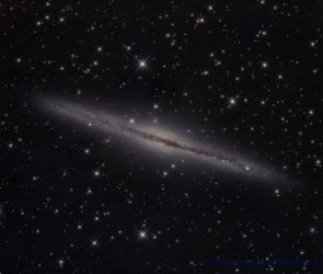 NGC891, eine klassische Edge On-Galaxie, wurde hier mit dem gro&szlig;en 70 cm Cassegrain Teleskop der Sternwarte Dieterskirchen aufgenommen; Brennweite 6400 mm (!). Als Kamera diente die bew&auml;hrte Sony A7S mit ihrem Vollformat-Sensor.