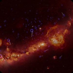 Die Milchstra&szlig;e im H-alpha-Licht; im Vordergrund bekannte Exoplaneten