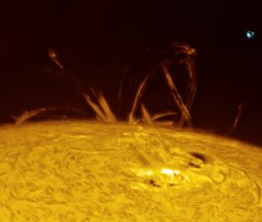 The west of the sun from 8. October 2024, 0854h UT with an M-flare in the active region 3842 and some loops