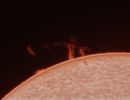 Eine gro&szlig;e Protuberanz erhebt sich hier &uuml;ber den nord&ouml;stlichen Sonnenrand. Entstanden ist diese detaillierte Aufnahme unseres Zentralgestirns mithilfe des gro&szlig;en H-Alpha Sonnenteleskops LUNT LS230 und einer Kamera QHY 678M am 14.06.2025